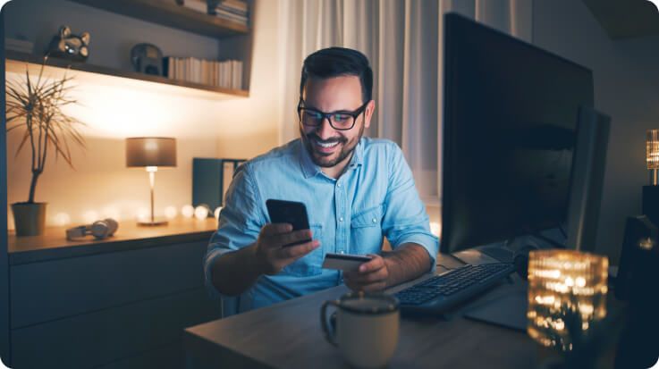 Gerencie a emissão de cobranças da sua empresa. Uma pessoa trabalhando no celular, lidando com a gerência de sua empresa.