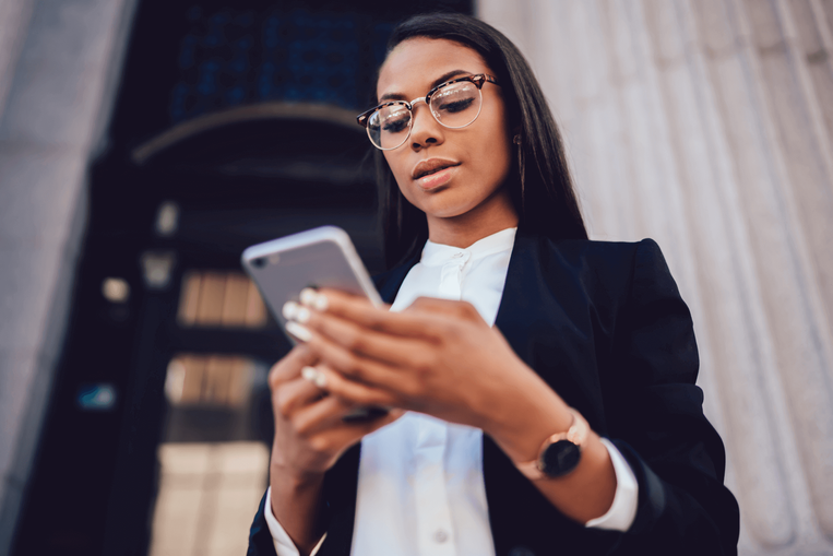 Simplificamos o seu jeito de receber e pagar. Pessoa usando o celular.