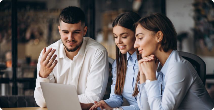 Somos uma fintech de intermediação de pagamentos online. Pessoas olhando para notebook e trabalhando.