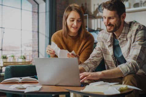 Novos negócios se destacam com a agilidade do PIX. Casal organizando as finanças.