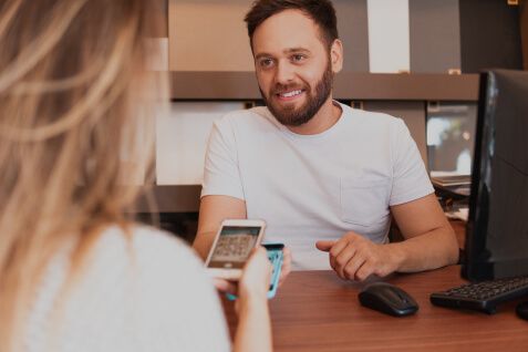 Mais formas de pagamento facilitam as decisões de compra do seu cliente. Pessoas fazendo negócios.