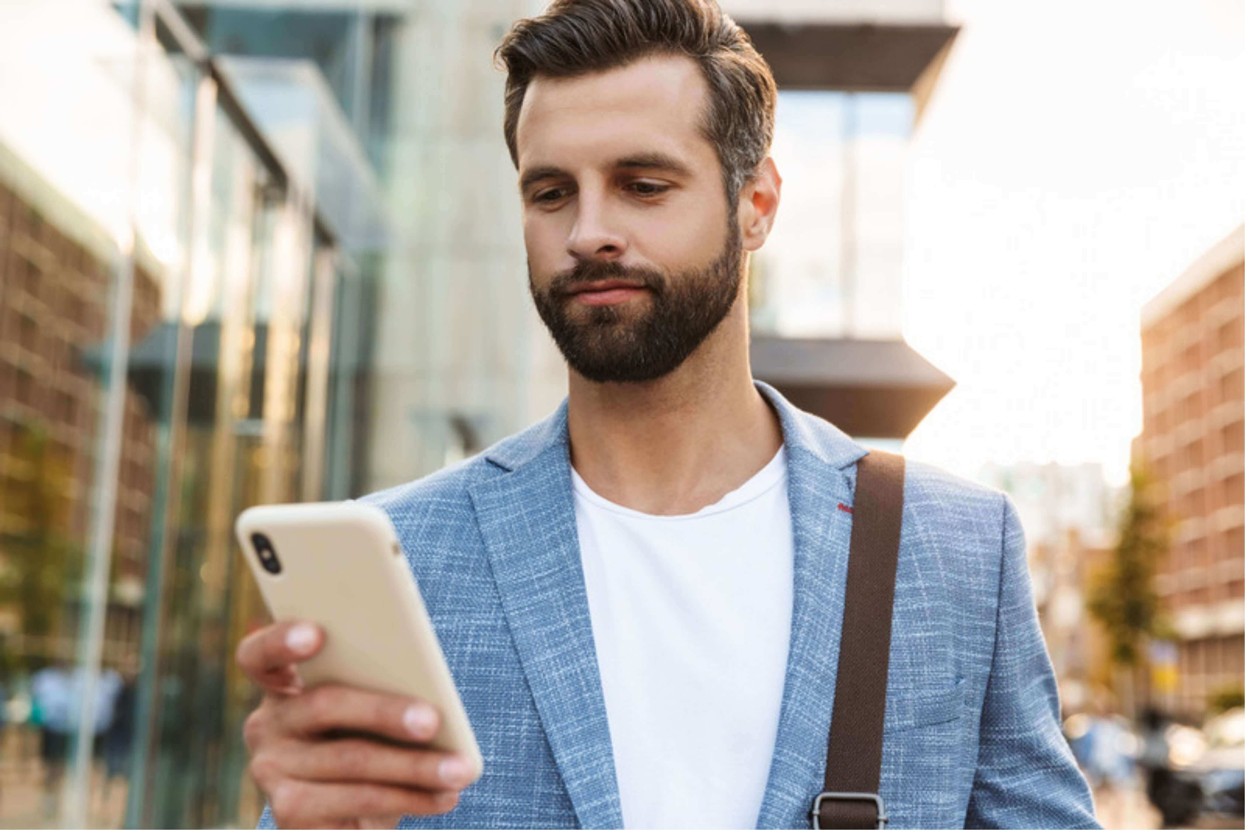 Somos a revolução em meios de pagamento. Pessoa segurando celular.
