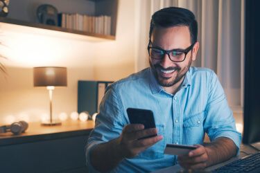 Gerencie a emissão de cobranças da sua empresa. Uma pessoa trabalhando no celular, lidando com a gerência de sua empresa.